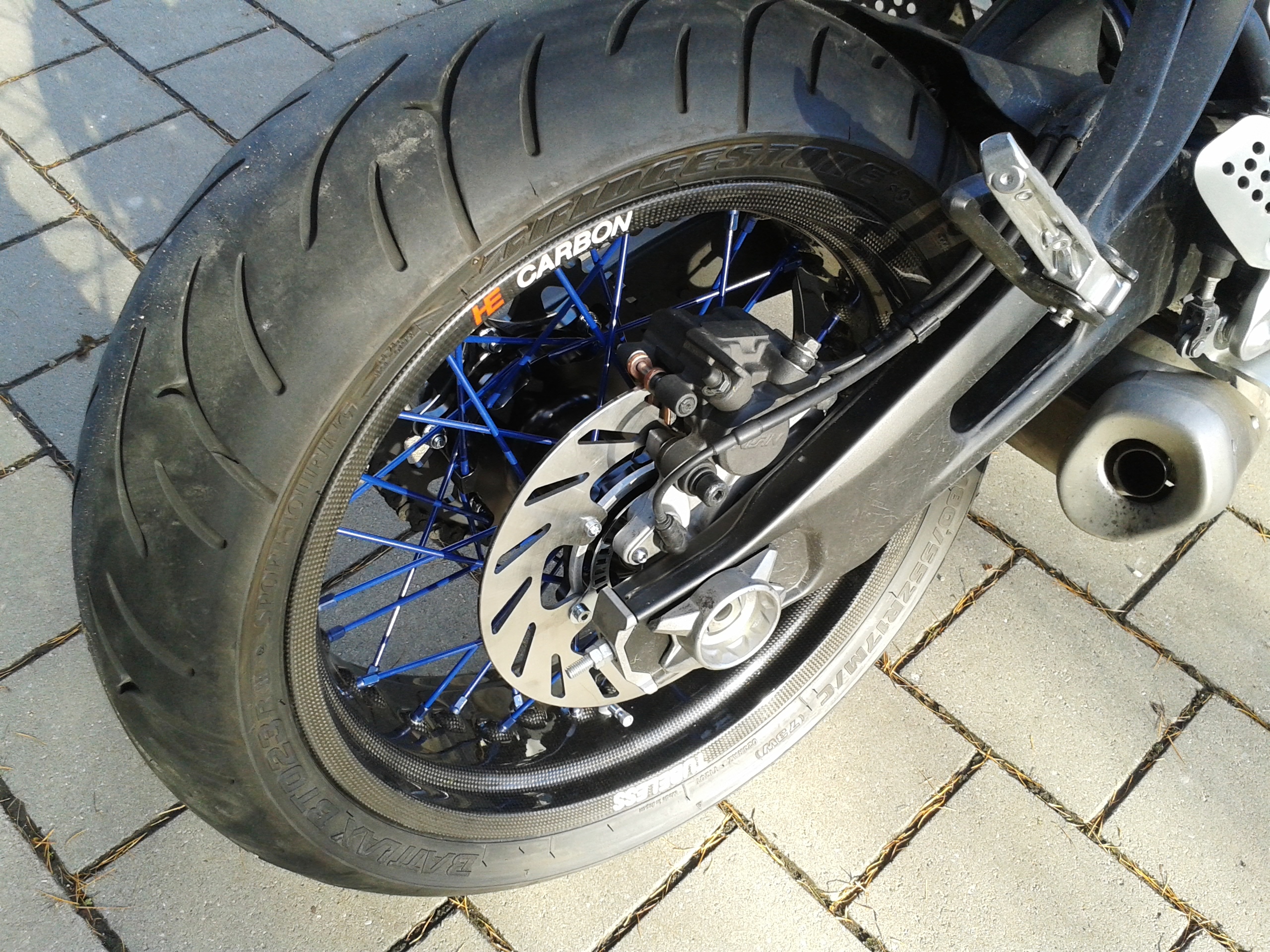 Yamaha MT07 Speicher�der rechts hinten